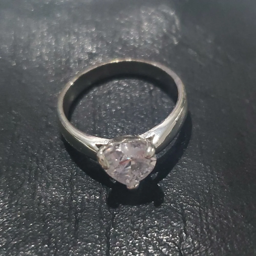 Silver ring in excellent condition heart shaped stone